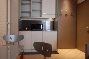 Kühlschrank, Mikrowelle, Herdplatte, Geschirrspüler