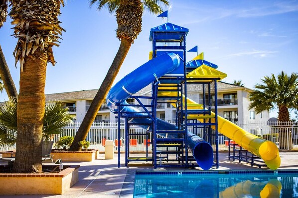 Una piscina cubierta, una piscina al aire libre
