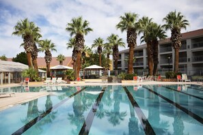 Innendørsbasseng og utendørsbasseng