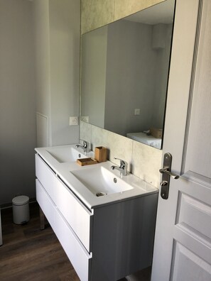 Douche, sèche-cheveux