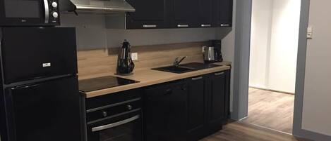 Réfrigérateur, four à micro-ondes, un four, surface de cuisson
