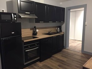 Réfrigérateur, micro-ondes, four, plaque de cuisson