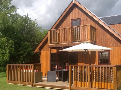 Party Lodge - luxury 4-bedroom lodge with private hot tub, large gardens, barbecue area, lovely view