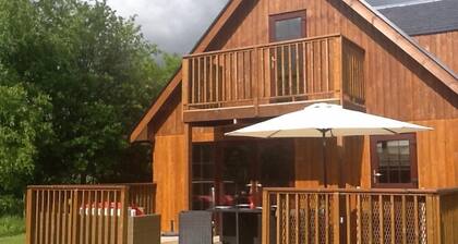 Party Lodge - luxury 4-bedroom lodge with private hot tub, large gardens, barbecue area, lovely view