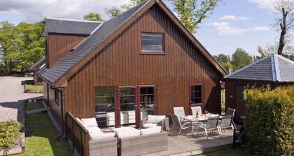 Party Lodge - luxury 4-bedroom lodge with private hot tub, large gardens, barbecue area, lovely view