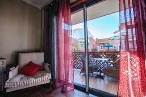 더블룸 또는 트윈룸 (garden or pool view) | 고급 침구, 미니바, 객실 내 금고, 각각 다른 스타일의 인테리어