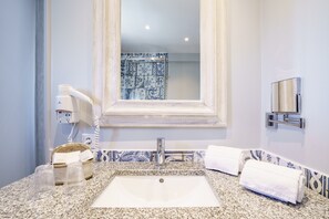 A bathroom with a sink, mirror, and toiletries. - Guesthouse D. Manuel I - Adults only (Lagos)