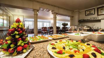 Daily continental breakfast (EUR 15 per person)