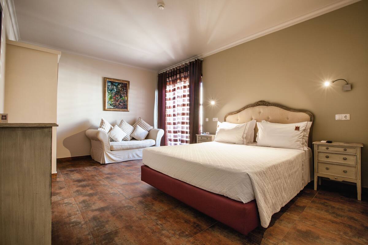 Camera con letto matrimoniale o 2 letti singoli, vista città | Biancheria da letto di alta qualità, minibar, una cassaforte in camera