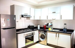 Kühlschrank, Ofen, Wasserkocher mit Kaffee-/Teezubehör