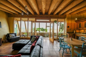 Smart TV - Spectacular Earthship (El Prado)