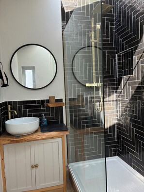 Combined shower/bathtub, hair dryer, towels, toilet paper