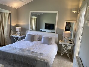 3 bedrooms, desk, iron/ironing board, WiFi
