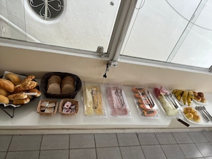 Free daily self-serve breakfast - Nascimento Suites (Búzios)