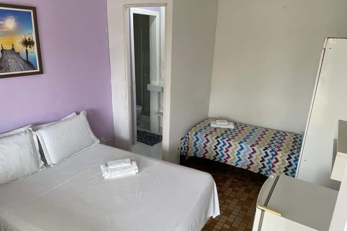 Minibar, wifi gratis y ropa de cama