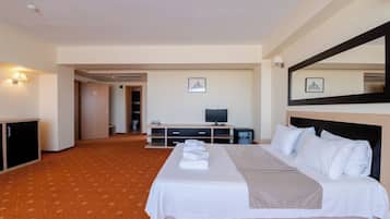 Suite familiar, Terraza | Minibar, escritorio, insonorización y wifi gratis