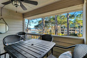 Outdoor dining - Soundfront Stay Beach, Pools & More at The Spa (Hilton Head Island)