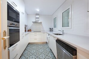 Réfrigérateur, micro-ondes, four, plaque de cuisson