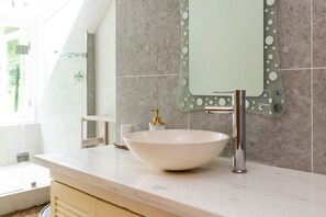 Douche, sèche-cheveux, serviettes fournies, savon