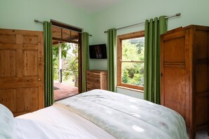 2 chambres, bureau, chambres insonorisées, fer et planche à repasser