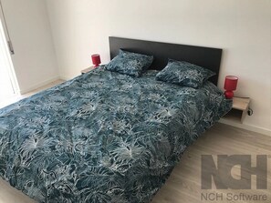 4 quartos, escrivaninha, ferros/tábuas de passar roupa, berço de viagem