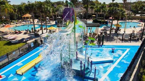 Un parque acuático con varias piscinas y un tobogán de agua grande.