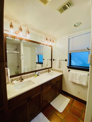 Ensemble douche/baignoire, sèche-cheveux, serviettes fournies, savon