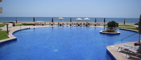 Una piscina cubierta, una piscina al aire libre