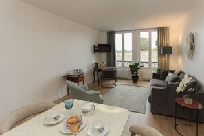 Flat-screen TV - Chantilly Cocoon Retreat (Chantilly)