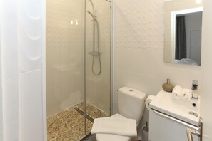 Shower, hair dryer, bathrobes, towels - Chantilly Cocoon Retreat (Chantilly)