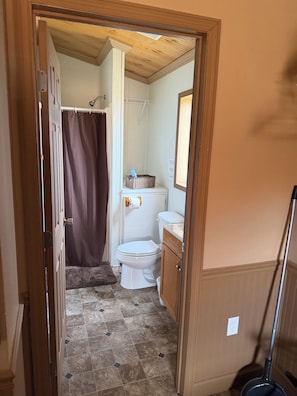 Douche, serviettes fournies, papier de toilette
