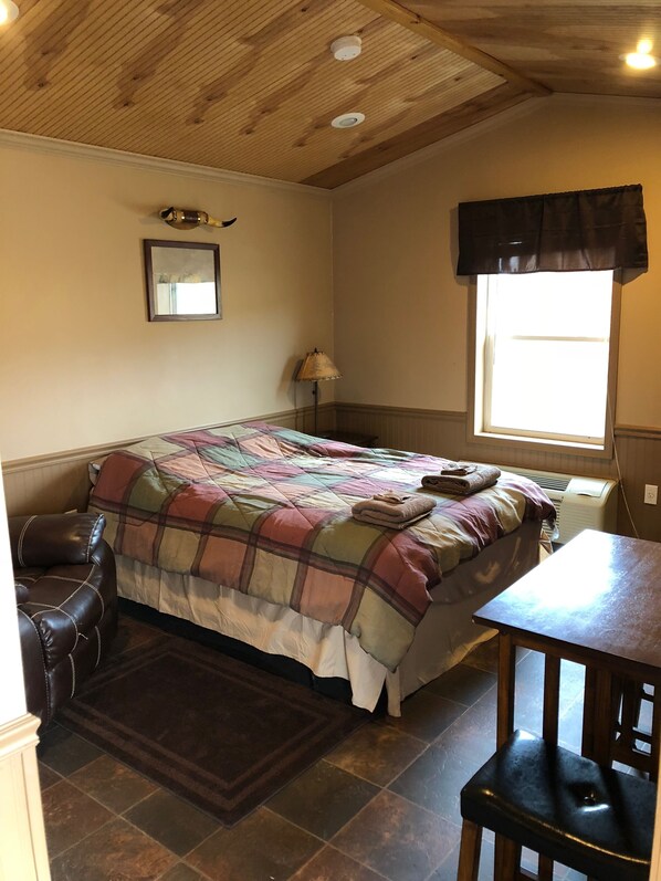 1 bedroom, WiFi, bed sheets - Kara Creek Ranch - Double Bed Cabin with Kitchen #7 (Sundance)