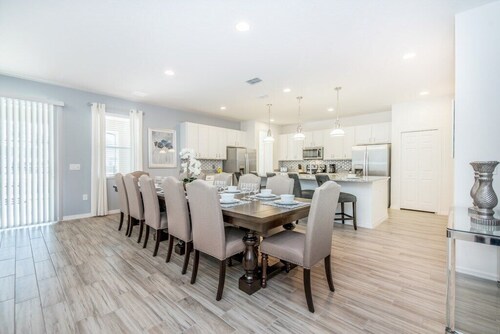 Amazingly spacious home, heated pool & spa, close to Disney World & premier golf