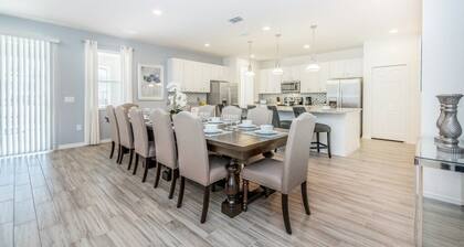 Amazingly spacious home, heated pool & spa, close to Disney World & premier golf