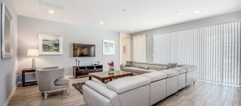 Amazingly spacious home, heated pool and spa, 15 minutes from Walt Disney World
