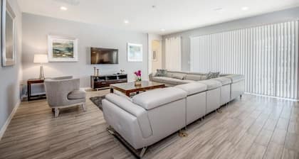 Amazingly spacious home, heated pool and spa, 15 minutes from Walt Disney World