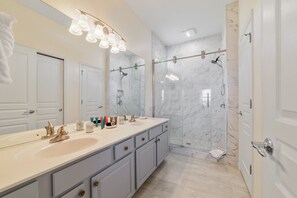 Combined shower/bathtub, hair dryer, towels, soap - Beautiful Sunsets at Windsor Hills 5/5 Home with Overlook & Minutes to the Magic (Kissimmee)