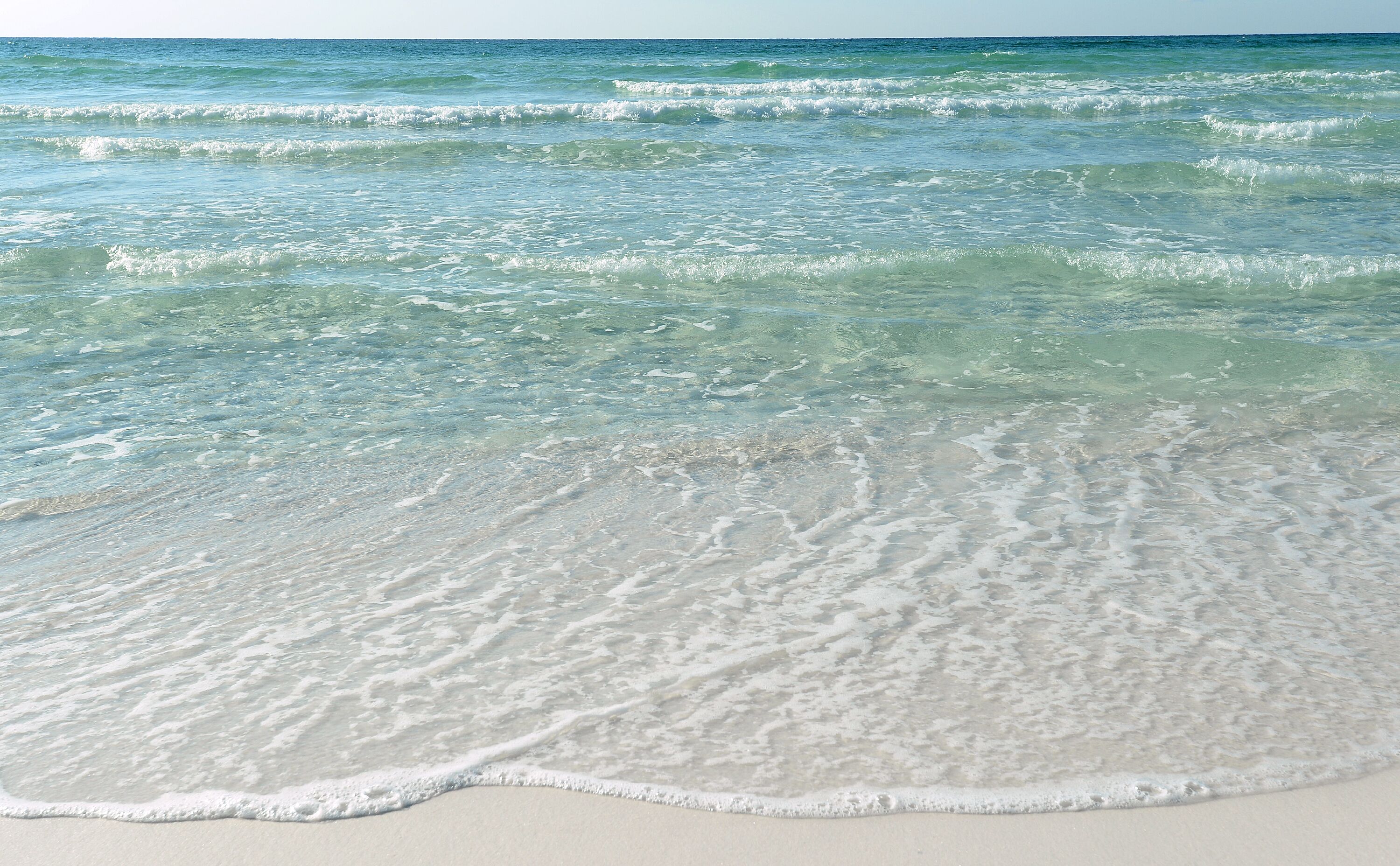 بالقرب من الشاطئ، كراسي للتشمس، مناشف للشاطئ