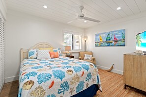 3 bedrooms, desk, travel cot, free WiFi - "Linkside Luau" - Booking Fall Break with a Golf Cart - Booking Fast! (Destin)
