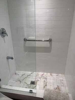 Combined shower/bathtub, hair dryer, towels, soap