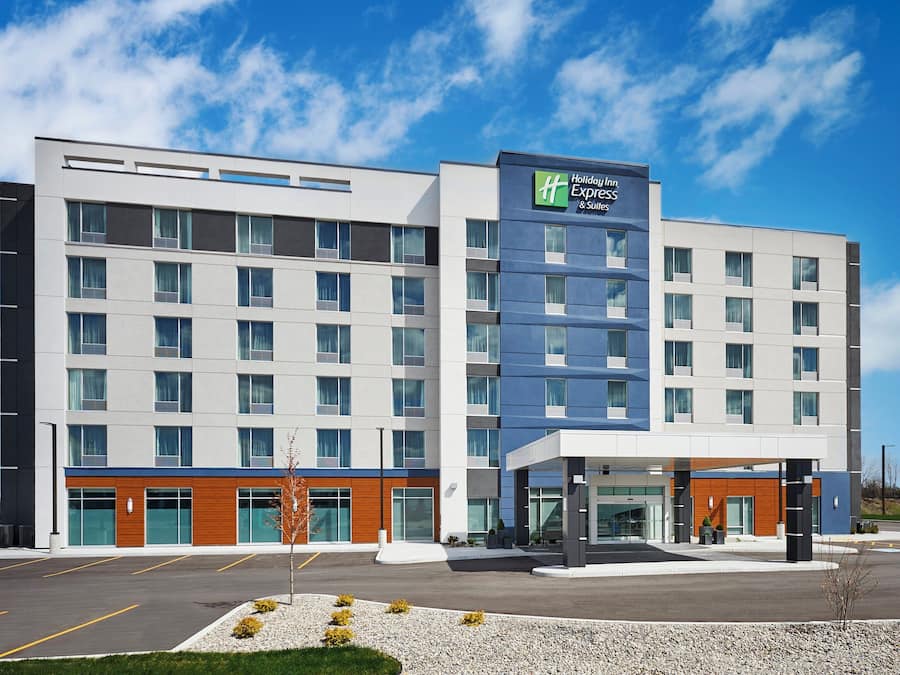 Ein Holiday Inn Express Hotel mit modernem Design, das einen großen Parkplatz und ein gepflegtes Äußeres bietet.