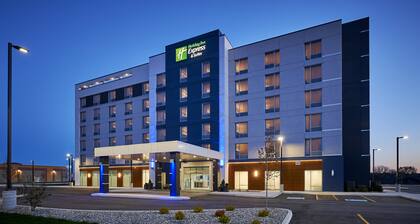 Holiday Inn Express & Suites Windsor East - Lakeshore, an IHG Hotel