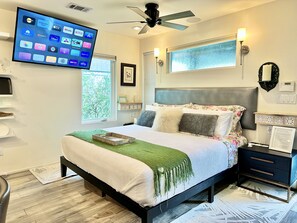 2 makuuhuonetta, työpöytä, silitysrauta/-lauta, ilmainen Wi-Fi