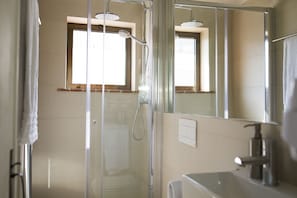 Bathroom shower - Art4you Cascais Suites Hostel (Cascais)