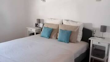 3 slaapkamers, een strijkplank/strijkijzer, wifi, beddengoed