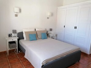 3 habitaciones, tabla de planchar con plancha, wifi y ropa de cama 