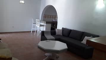 Een televisie, een open haard en boeken