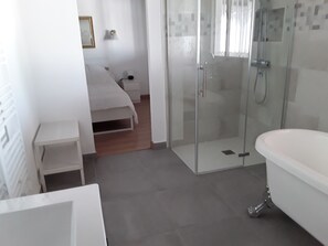 Ensemble baignoire-douche, serviettes fournies