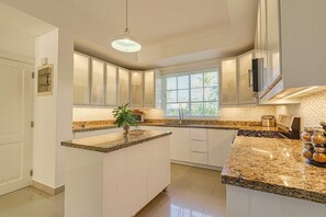 Fridge, microwave, oven, stovetop - Wonderful Villa in Tortuga, Punta Cana Resort (Punta Cana)