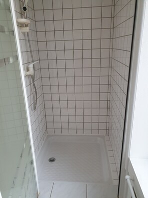 Douche, sèche-cheveux, serviettes fournies, papier toilette